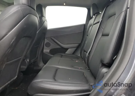 2022 Tesla Model Y z USA, uszkodzony, nr VIN 7SAYGAEE1NF516596